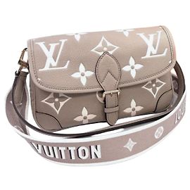 Bolsa de Ombro Louis Vuitton Diane Bicolor Empreinte Bege Cinza Cru