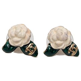 Chanel Gold CC Emaille-Ohrstecker mit Goldbeschichtung Fall Camellia Weiß Golden Andere Aus weiß