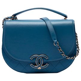 Chanel Blue Medium in pelle di vitello lucida e capra trapuntata Coco Curve Flap Blu