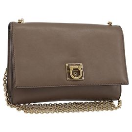 Bolsa de Ombro Salvatore Ferragamo Gancini Corrente de Couro Cinza e Ouro Auth 189649 Marrom Dourado