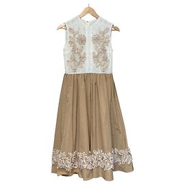 Autre Marque Vestido com detalhe de bordado e docking Branco Bege