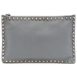 Clutch Valentino Rockstud em couro de bezerro granulado cinza Marrom