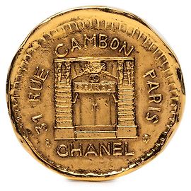 Chanel Medaillon-Brosche 31 Rue Cambon Vergoldet Golden