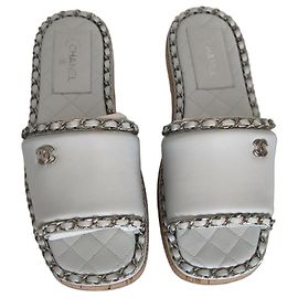 Chanel Mules em Couro Branco com Corrente Branco