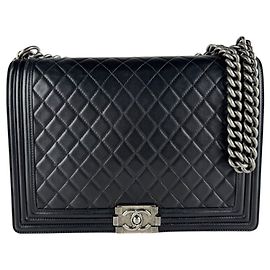 Bolsa de ombro Chanel Boy em pele de cordeiro Large Preto