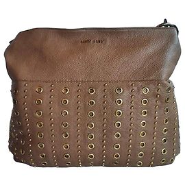Miu Miu Borsa Hobo in pelle granulata marrone con borchie e occhielli Marrone