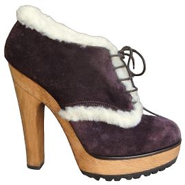 Dolce & Gabbana Botas de Cano Curto com Salto Plataforma em Camurça Ameixa e Pele Roxo escuro