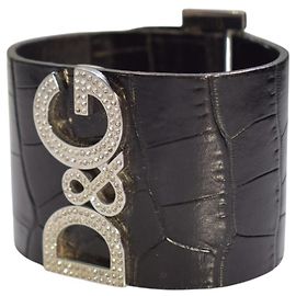 Dolce & Gabbana D&G Pulseira Cuff em Couro Preto Relevo Crocodilo e Strass Preto