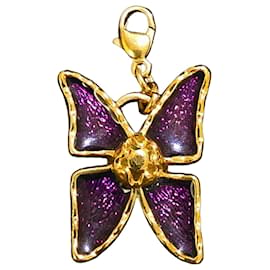 Yves Saint Laurent Schmetterlingsanhänger aus goldfarbenem Metall und violettem Emaille Golden Lila