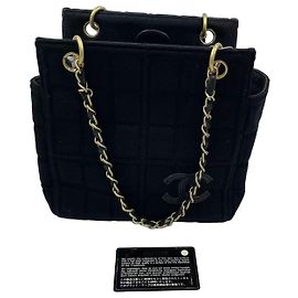 Bolsa de mão Chanel em tecido preto acolchoado com corrente dourada Preto