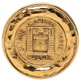 Chanel Gold Gold Plated Rue Cambon Medallion Brosche Golden