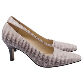 Escarpins Salvatore Ferragamo de bico amendoado com efeito croco em couro bege Bege