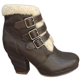 See By Chloé Botas de cano curto em couro marrom com fivelas Marrom