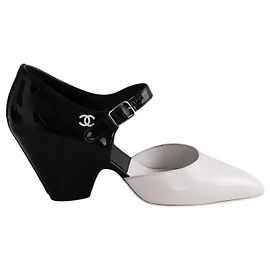 Chanel Black Leather Heels Size 35.5 Black