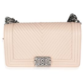 Chanel Boy Tasche aus Chevron gestepptem Lammleder Hellbeige Größe Medium Beige