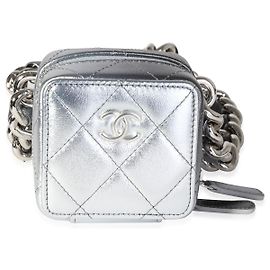 Clutch Chanel Coco Punk em pele de cordeiro metalizada acolchoada com corrente Metálico