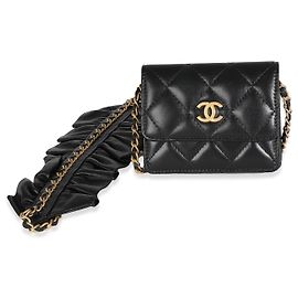 Porta-cartões Chanel em pele de cordeiro acolchoada preta com babados e corrente Preto