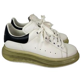 Alexander McQueen Tênis Oversized em Couro Branco e Preto Branco