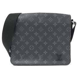 Louis Vuitton Monogram Eclipse District PM Schultertasche Schwarz