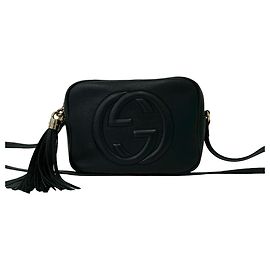 Mini bolsa de ombro em couro Gucci Soho Interlocking G com tassel Preto