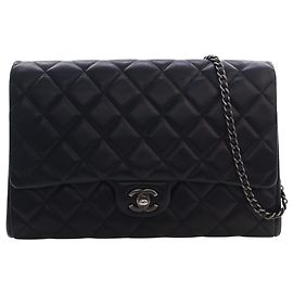 Chanel Black CC gesteppte Lammhaut-Clutch mit Kette Schwarz
