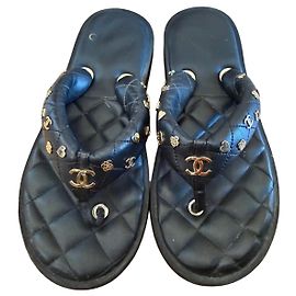 Chanel gesteppte Leder-Flip-Flops mit Charms Schwarz