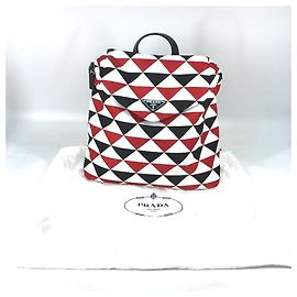Sac à dos Prada Triangle Plate Signo Print Noir Blanc Rouge