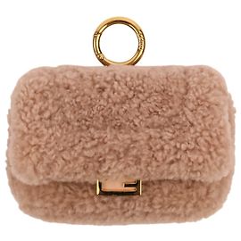 Mini bolsa de ombro Fendi Nano Baguette com charm de pele Bege