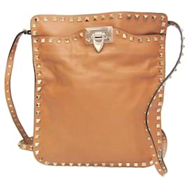 Sac à bandoulière en cuir pour femme Valentino Garavani Lockstuds Camel