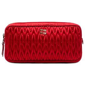 Clutch Miu Miu en napa matelassé rojo Roja