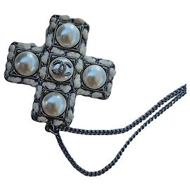 Colar com pingente de cruz Chanel pérolas e logo CC Prata Branco