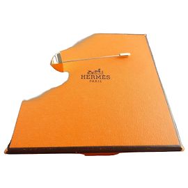 Broche Hermès en acier plaqué or avec une boite Doré