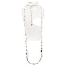 Chanel Colar de pérolas falsas branco CC Branco
