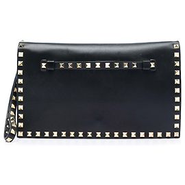 Clutch Valentino de couro preto com Rockstud e aba Preto