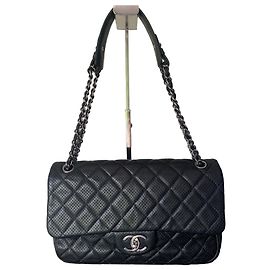 Sac Chanel Timeless Classic Jumbo Flap en cuir perforé noir Noir