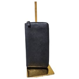 Cartera de viaje PRADA Saffiano Metal Zip Around Negra Negro