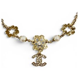 Colar Chanel Motivo de Flor em Pérolas e Strass Dourado
