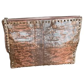 Valentino Garavani Clutch Large Rockstud em couro efeito lagarto rosa Marrom Rosa
