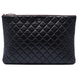 Pochette O Case en agneau matelassé noir Large de Chanel Noir