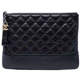 Pochette Chanel Gabrielle O Case en cuir agneau matelassé noir taille Medium Noir