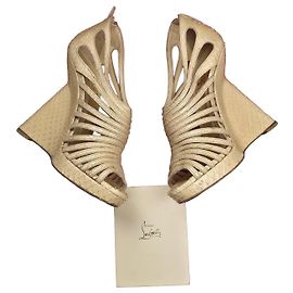 Christian Louboutin Keilsandaletten aus beigem Pythonleder Beige