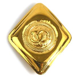 Broche de metal dorado Chanel Dorado