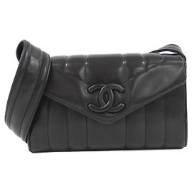 Bolsa de ombro Chanel em couro preto Preto