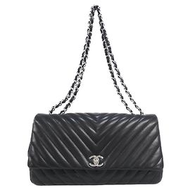 Borsa a tracolla Chanel in pelle di agnello nera Nero