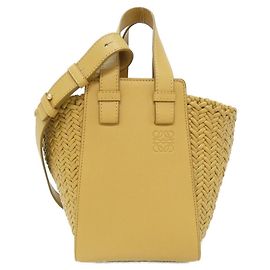 Bolsa de ombro compacta em couro de bezerro Loewe Hammock Marrom Bege