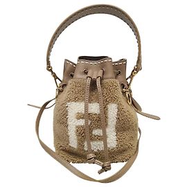 Fendi Mini borsa a secchiello Montrezzo in shearling con logo FF marrone Marrone