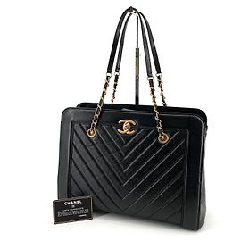 Chanel Chevron Leder Schultertasche Shopper mit Kette Schwarz