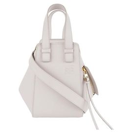 Loewe Bolsa Hammock compacta em couro de bezerro de grão macio Prata