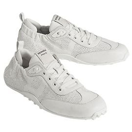 Hermès Donne con sneakers Argento