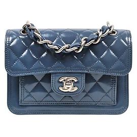 Chanel Mini bolsa de ombro com aba e corrente azul amassada Azul